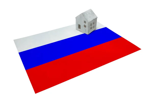 Pequena casa em uma bandeira - Rússia — Fotografia de Stock