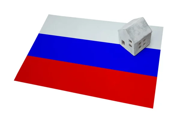 Pequena casa em uma bandeira - Rússia — Fotografia de Stock