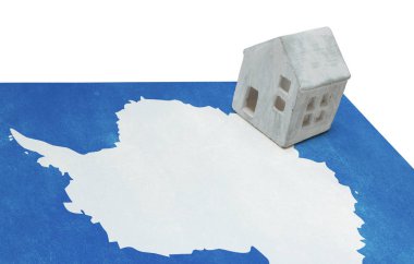 Bir bayrak - Antarktika üzerinde küçük ev