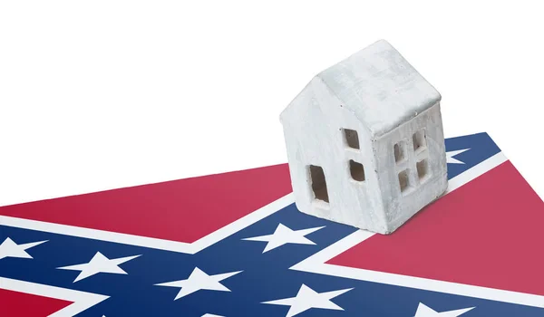 フラグ - 南軍の旗上の小さな家 — ストック写真