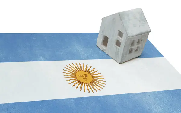 Bir bayrak - Arjantin üzerinde küçük ev — Stok fotoğraf