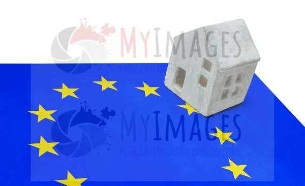 在国旗-欧洲联盟上的小房子 — 图库照片