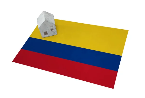 Bir bayrak - Kolombiya üzerinde küçük ev — Stok fotoğraf