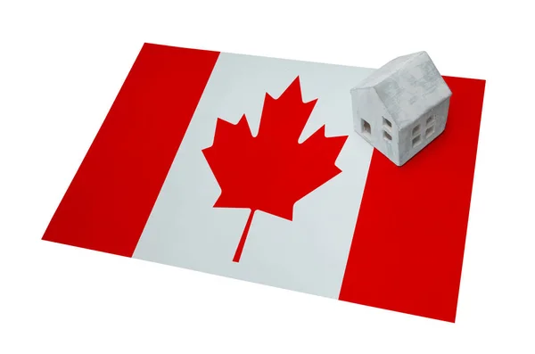 Маленький дом на флаге - Канада — стоковое фото
