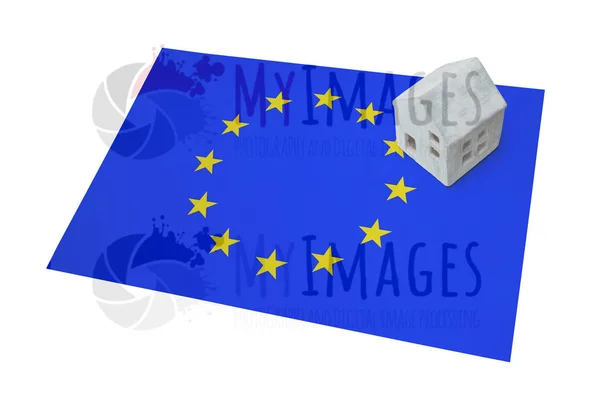Bir bayrak - Avrupa Birliği üzerinde küçük ev — Stok fotoğraf