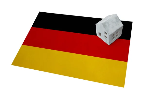 Bir bayrak - Almanya üzerinde küçük ev — Stok fotoğraf