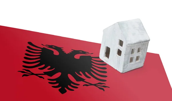 Piccola casa su una bandiera - Albania — Foto Stock