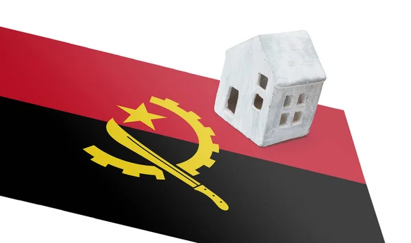 Pequena casa em uma bandeira - Angola — Fotografia de Stock