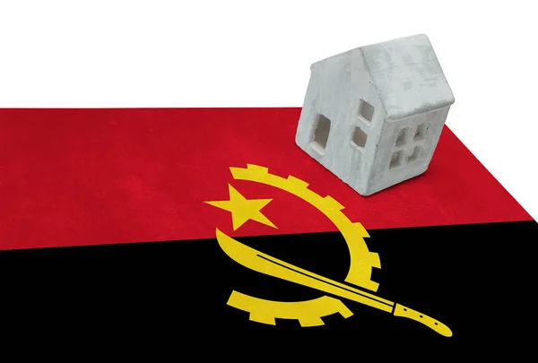Kleines Haus auf einer Fahne - Angola — Stockfoto