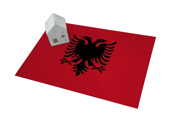 Huisje op een vlag - Albanië — Stockfoto
