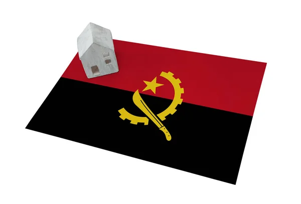 Litet hus på en flagga - Angola — Stockfoto