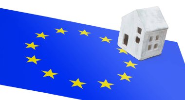 Bir bayrak - Avrupa Birliği üzerinde küçük ev
