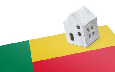 Bir bayrak - Benin üzerinde küçük ev