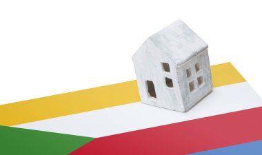 Bir bayrak - Komor Adaları üzerinde küçük ev
