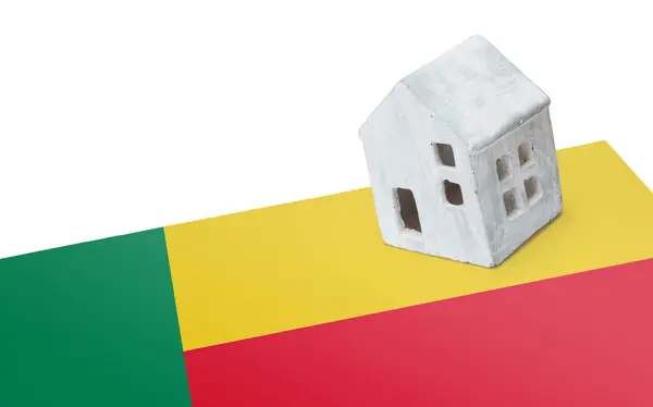 Litet hus på en flagga - Benin — Stockfoto