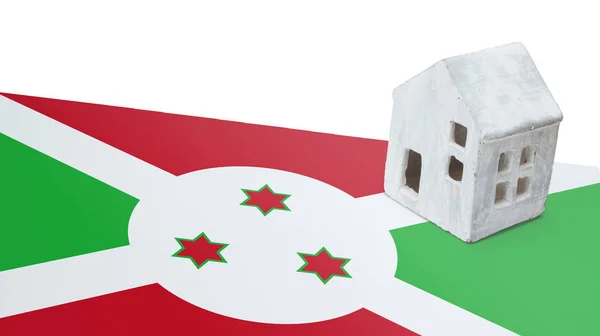 Bir bayrak - Burundi üzerinde küçük ev — Stok fotoğraf