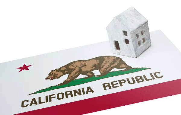 Piccola casa su una bandiera - California — Foto Stock