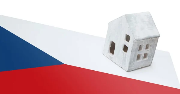 Bir bayrak - Çek Cumhuriyeti üzerinde küçük ev — Stok fotoğraf