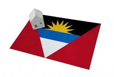 Bir bayrak - Antigua ve Barbuda üzerinde küçük ev