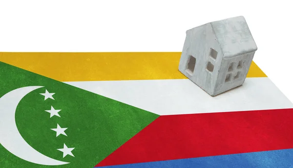 Bir bayrak - Komor Adaları üzerinde küçük ev — Stok fotoğraf
