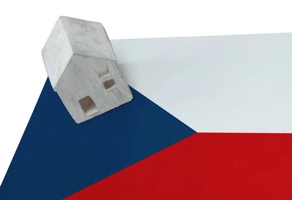 Pequeña casa en una bandera - República Checa —  Fotos de Stock