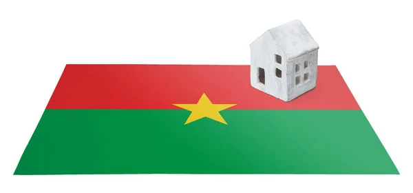 Pequena casa em uma bandeira - Burkina Faso — Fotografia de Stock