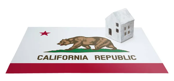 Pequeña casa en una bandera - California —  Fotos de Stock