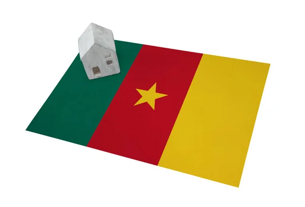 Pequeña casa en una bandera - Camerún —  Fotos de Stock