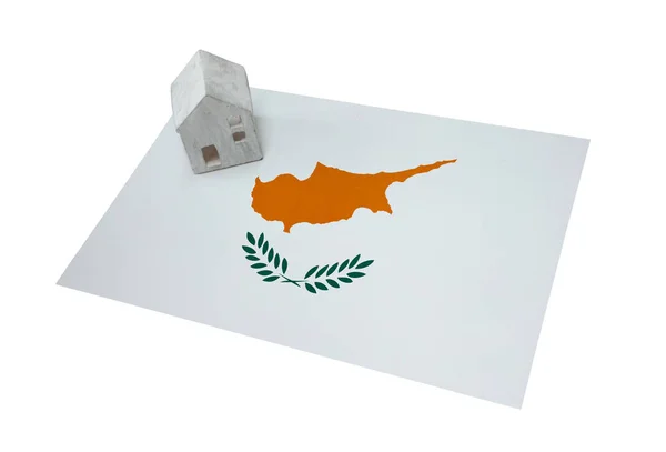 Malý domek na vlajce - Kypr — Stock fotografie