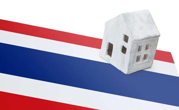 Kleines Haus auf einer Fahne - Thailand — Stockfoto