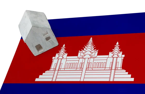 Pequena casa em uma bandeira - Camboja — Fotografia de Stock