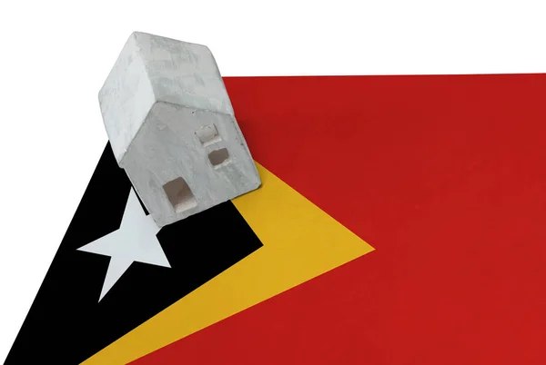Pequena casa em uma bandeira - Timor Leste — Fotografia de Stock