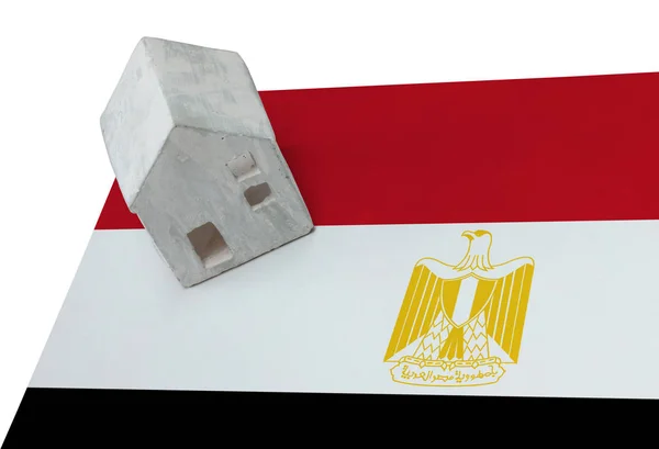 Kleines Haus auf einer Fahne - Ägypten — Stockfoto