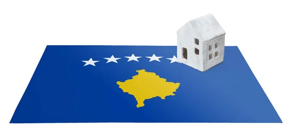 Piccola casa su una bandiera - Kosovo — Foto Stock