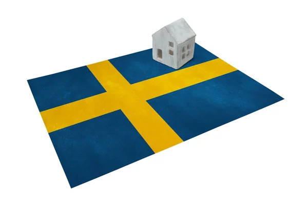 Litet hus på en flagga - Sverige — Stockfoto
