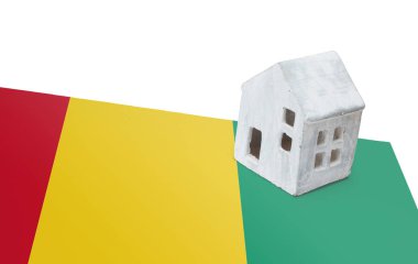 Bir bayrak - Gine üzerinde küçük ev