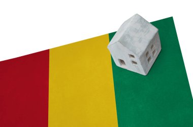 Bir bayrak - Gine üzerinde küçük ev