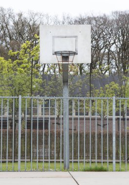 Basketbol sahası içinde eski bir hapishane