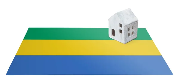 Kleines Haus auf einer Fahne - Gabon — Stockfoto