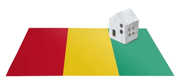 Piccola casa su una bandiera - Guinea — Foto Stock