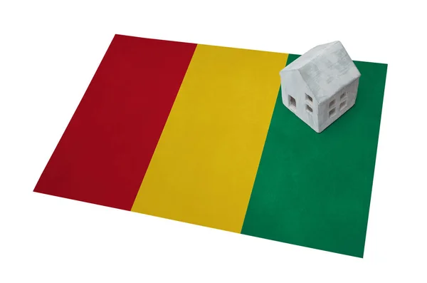 Kleines Haus auf einer Fahne - Guinea — Stockfoto