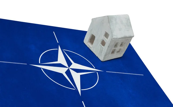 Litet hus på en flagga - Nato — Stockfoto