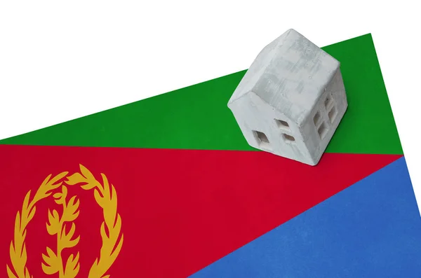 Bir bayrak - Eritre üzerinde küçük ev — Stok fotoğraf