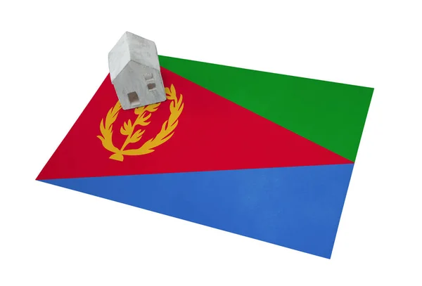 Bir bayrak - Eritre üzerinde küçük ev — Stok fotoğraf