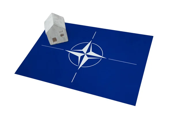 Kleines Haus auf einer Fahne - nato — Stockfoto