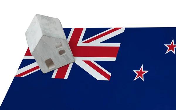 Kis ház a zászló - Új-Zéland — Stock Fotó