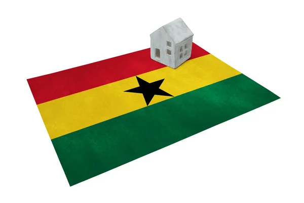 Pequena casa em uma bandeira - Gana — Fotografia de Stock