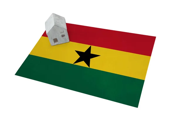 Pequeña casa en una bandera - Ghana — Foto de Stock