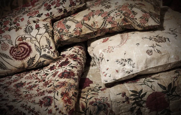 Empty old bed — Stock Photo, Image