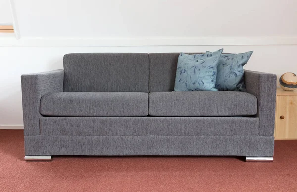 Снимок современного дивана — стоковое фото